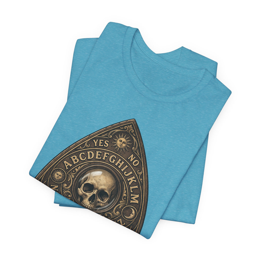 Camiseta azul turquesa heather con planchette Ouija y calavera rodeada de letras
