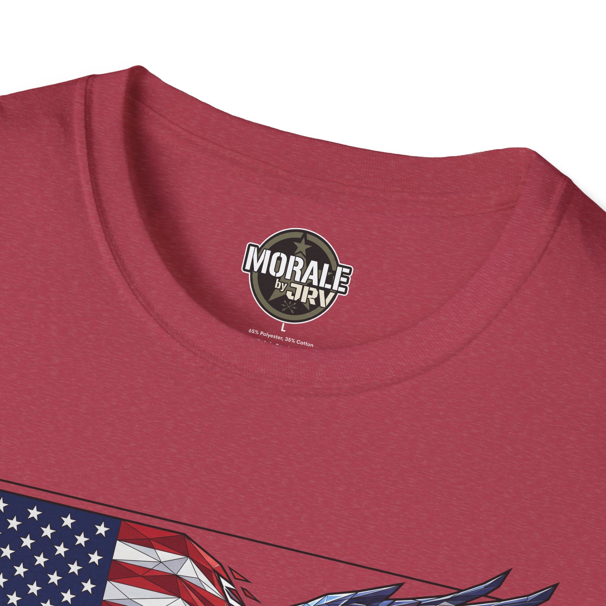 Rotes T‑Shirt mit kleinem Brustlogo „Morale“ und Rundhalskragen