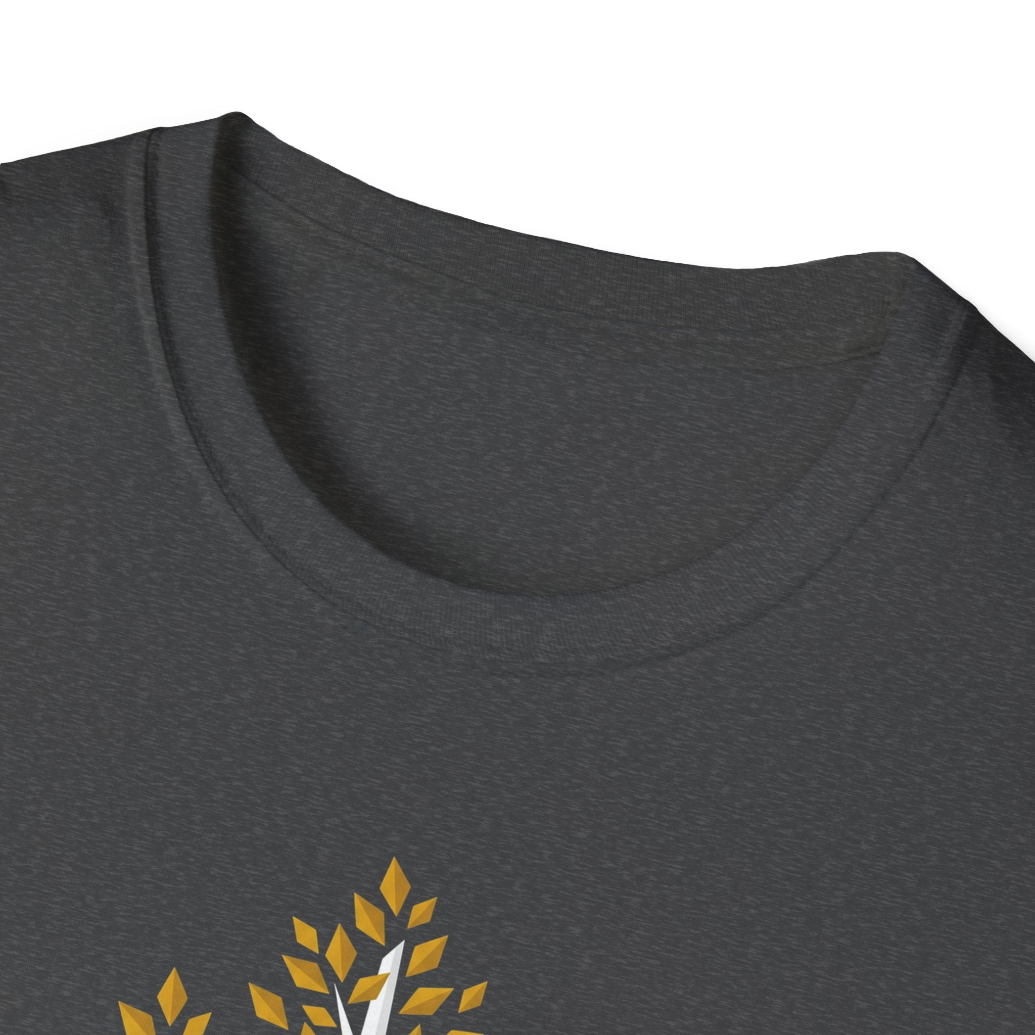 Dunkelgraues T-Shirt, Hals-Detail mit Teilansicht vom Baum- und Blattmotiv