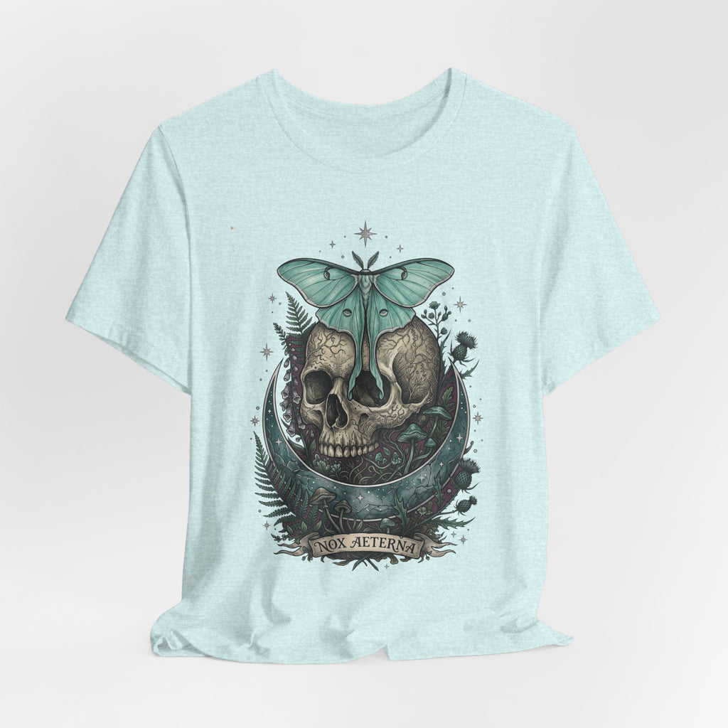 Hellblaues T-Shirt mit Moth-Skull-Design und Schriftzug „NOX AETERNA“