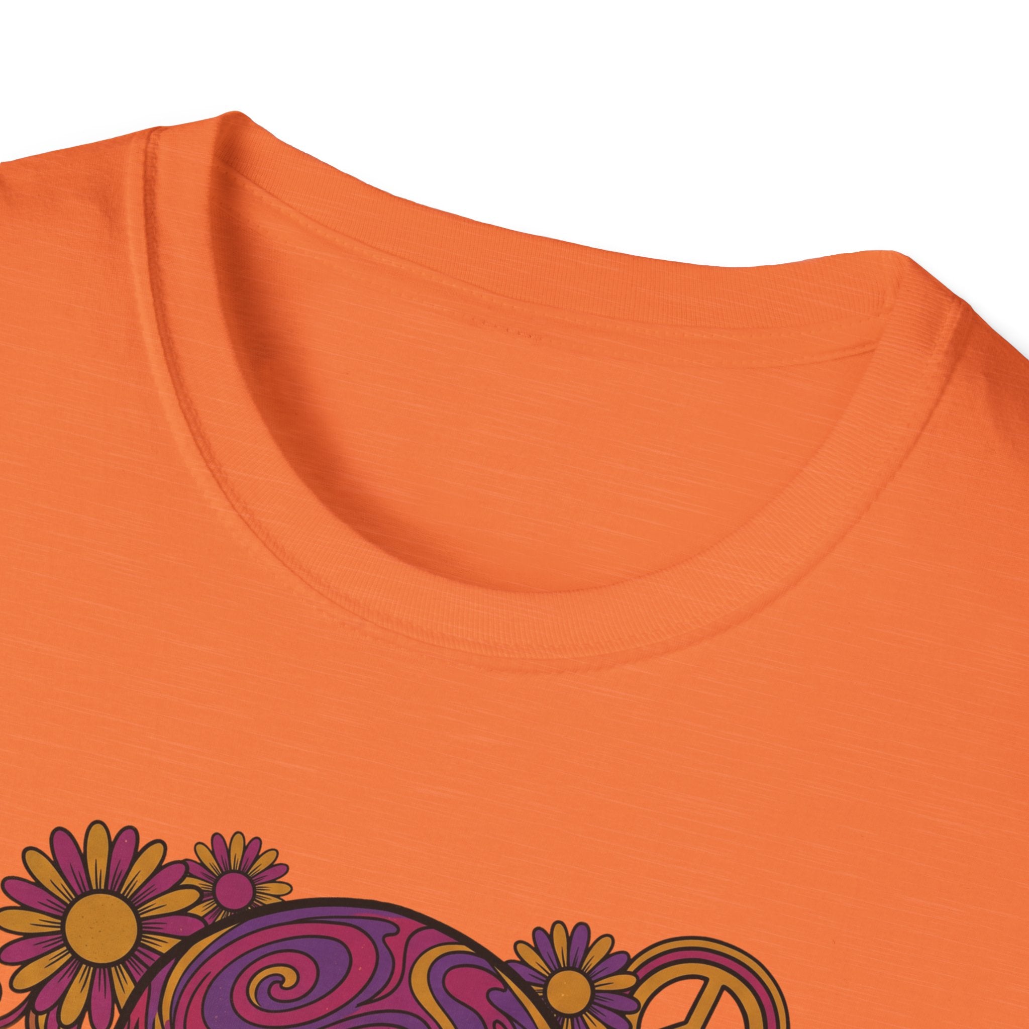 Oranges T‑Shirt, Ausschnitt mit Rand des Blumenschädel-Prints