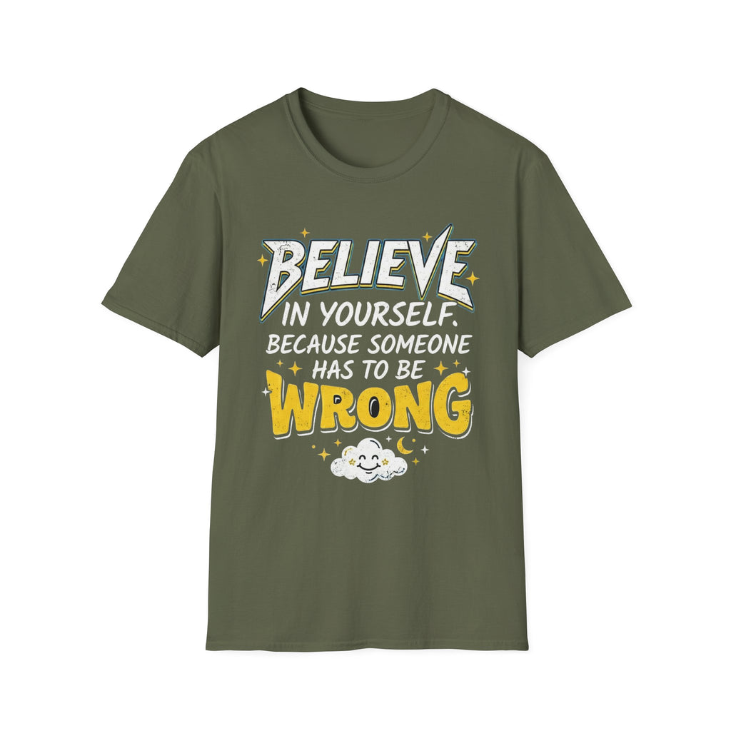 Camiseta verde militar con frase “BELIEVE IN YOURSELF… WRONG” y nubes