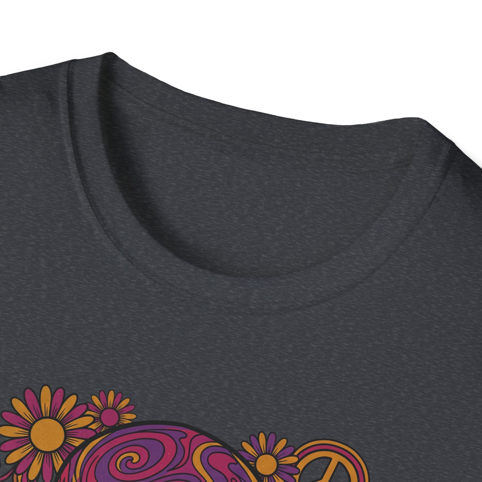 Dunkelgraues T-Shirt mit Rundhalsausschnitt und angeschnittenem Totenkopf-Design