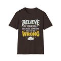 Camiseta marrón oscuro con frase “BELIEVE IN YOURSELF… WRONG” y estrellas