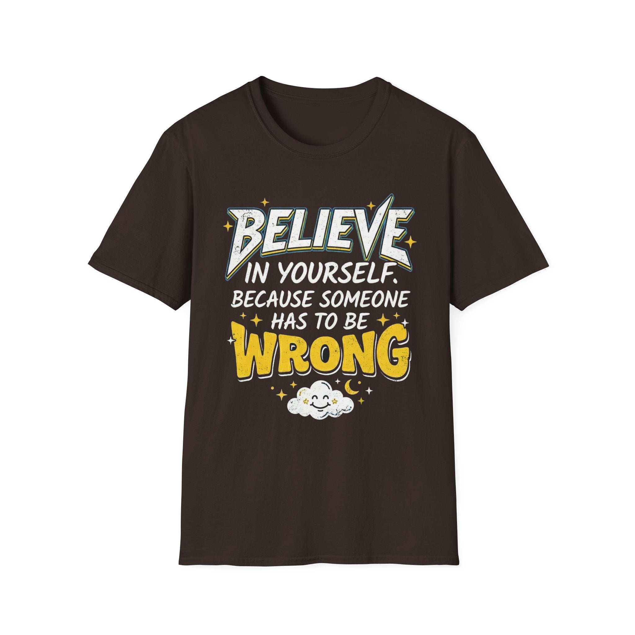 Camiseta marrón oscuro con frase “BELIEVE IN YOURSELF… WRONG” y estrellas