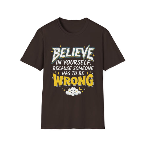 Camiseta marrón oscuro con frase “BELIEVE IN YOURSELF… WRONG” y estrellas