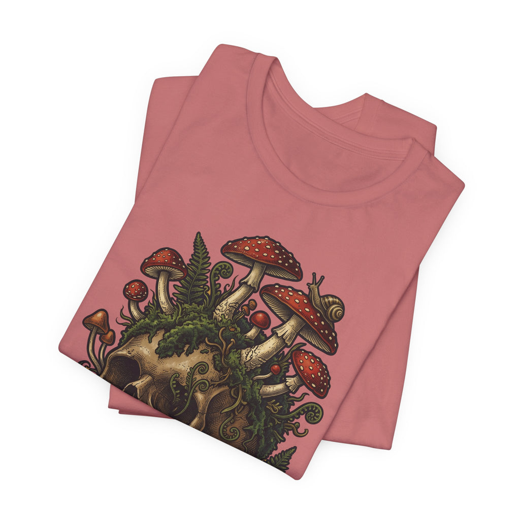 Mushroom skull T-shirt en rosa: estampado gótico de calavera con hongos y ramas.