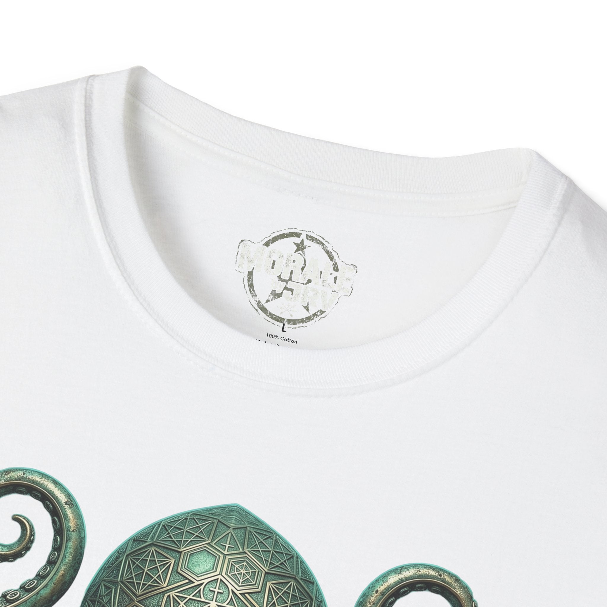 Weißes T-Shirt mit Rundhalsausschnitt und Innenetikett, Teil der Kraken-Grafik