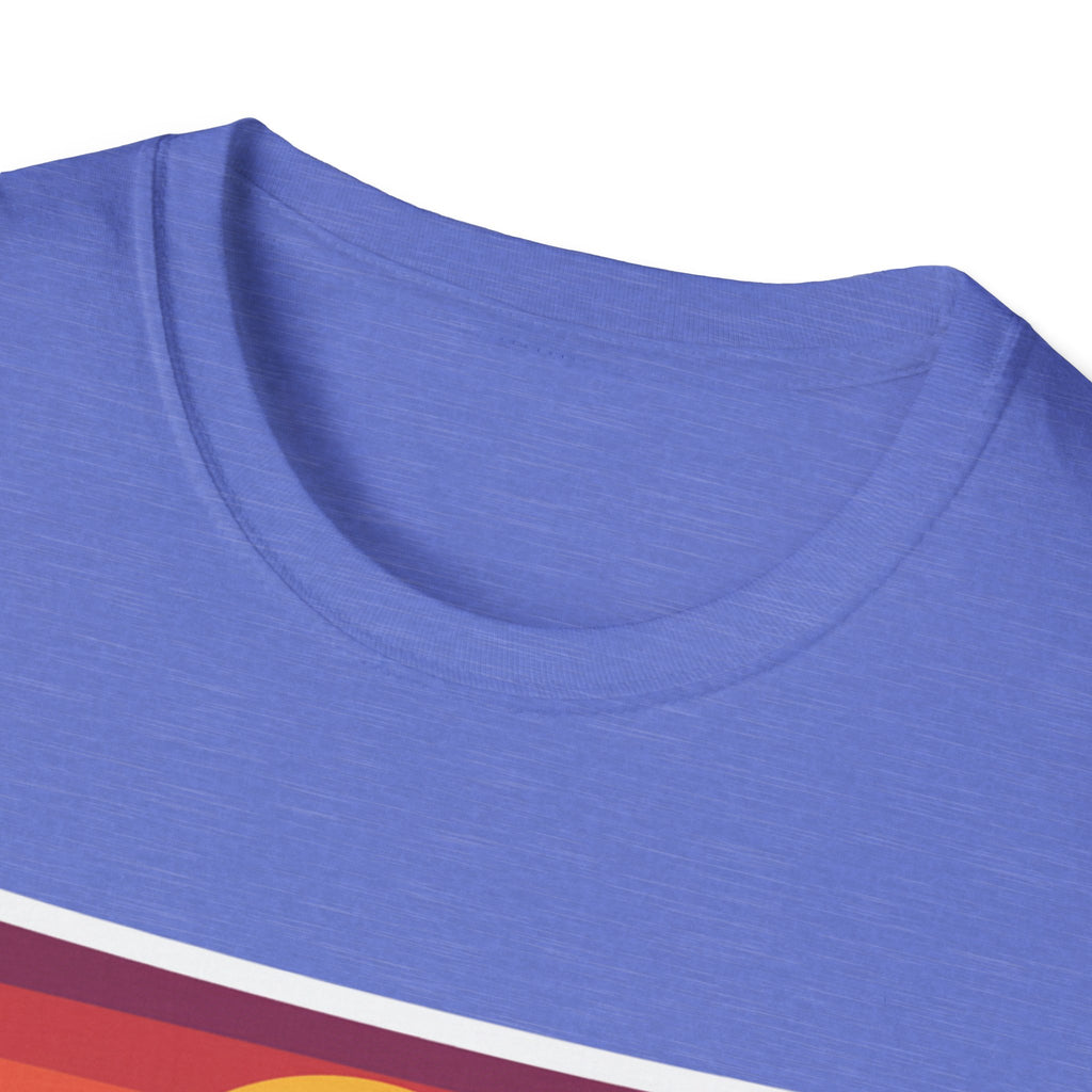 Lila T-Shirt, Nahaufnahme Rundhalsausschnitt und farbige Druckkante unten