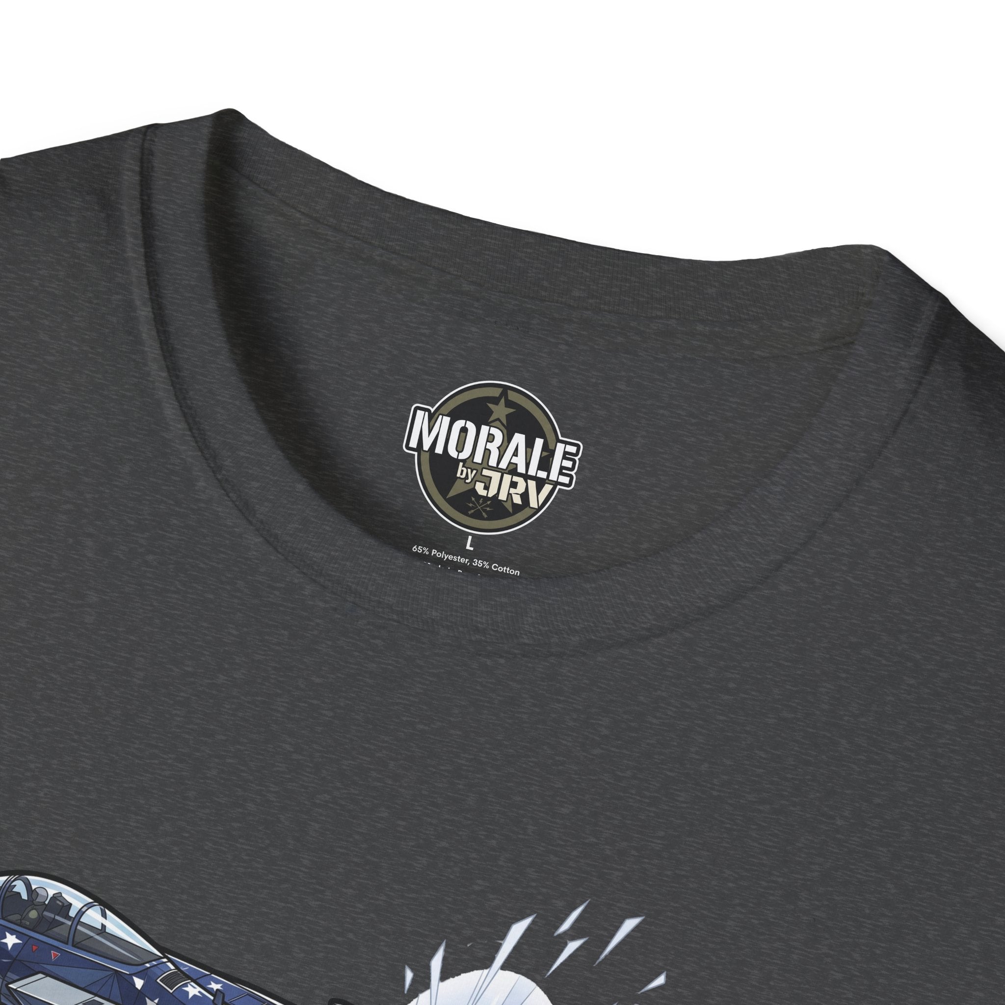 Encolure du T-shirt gris foncé avec logo « MORALE by JRIV »