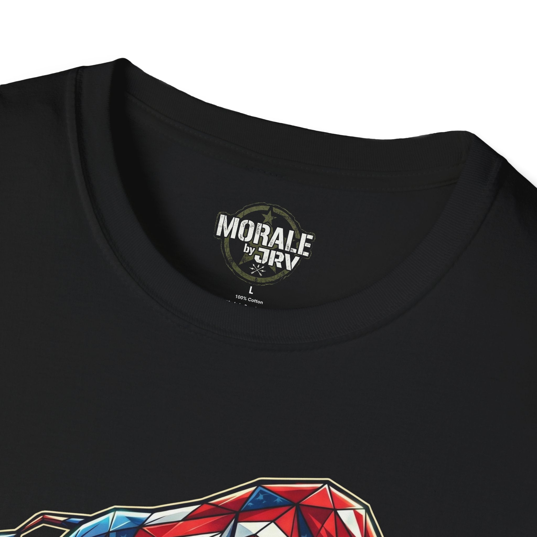 T-Shirt Kragen und Brustlogo, schwarz; sichtbarer Teil der Stier-Frontgrafik