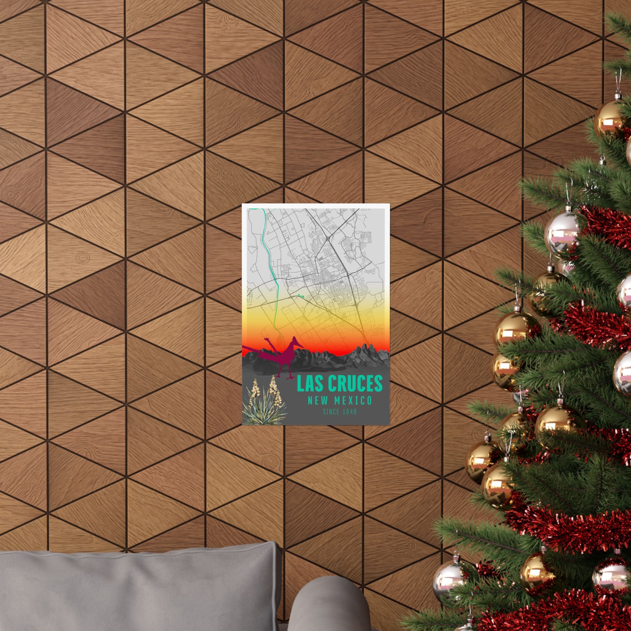 Póster vertical Las Cruces colgado: mapa, línea verde y texto turquesa “LAS CRUCES”