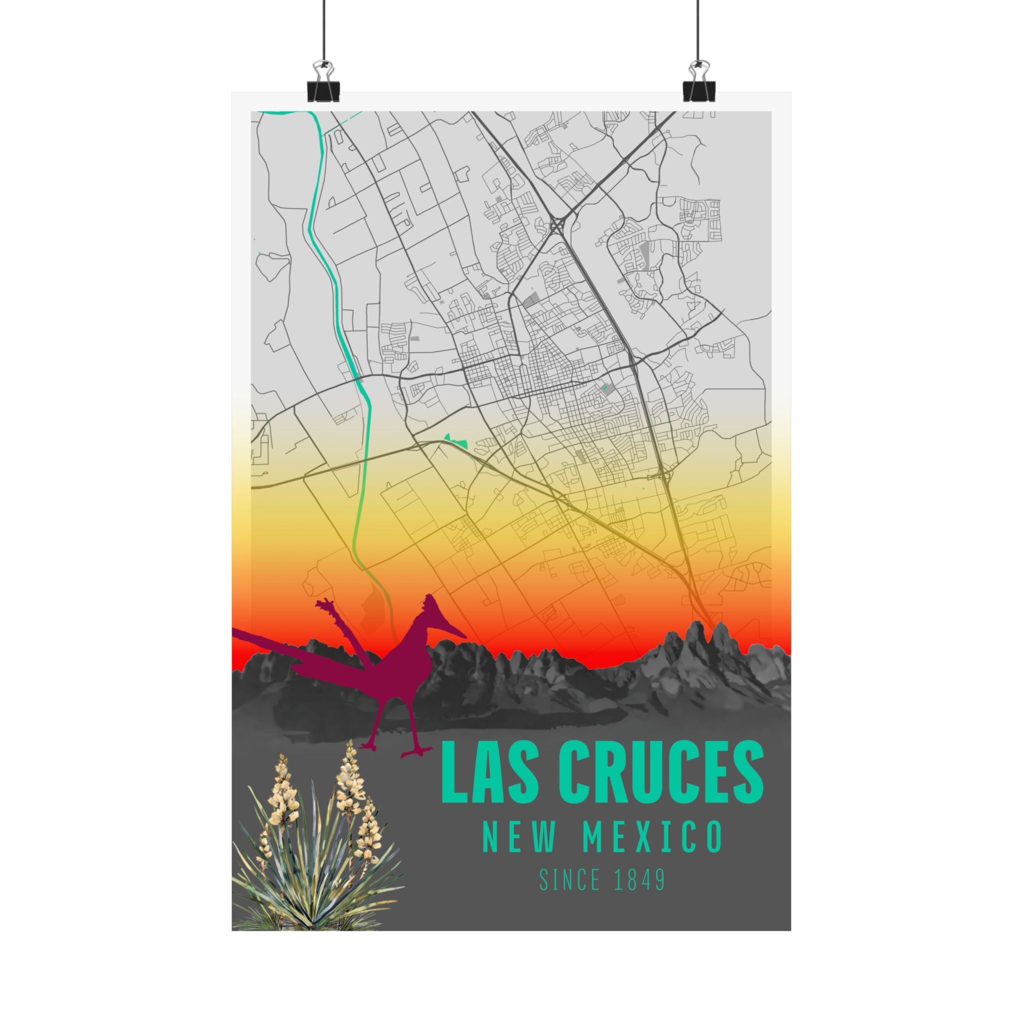 Póster vertical Las Cruces: mapa con línea verde, montañas, cactus y texto “LAS CRUCES”