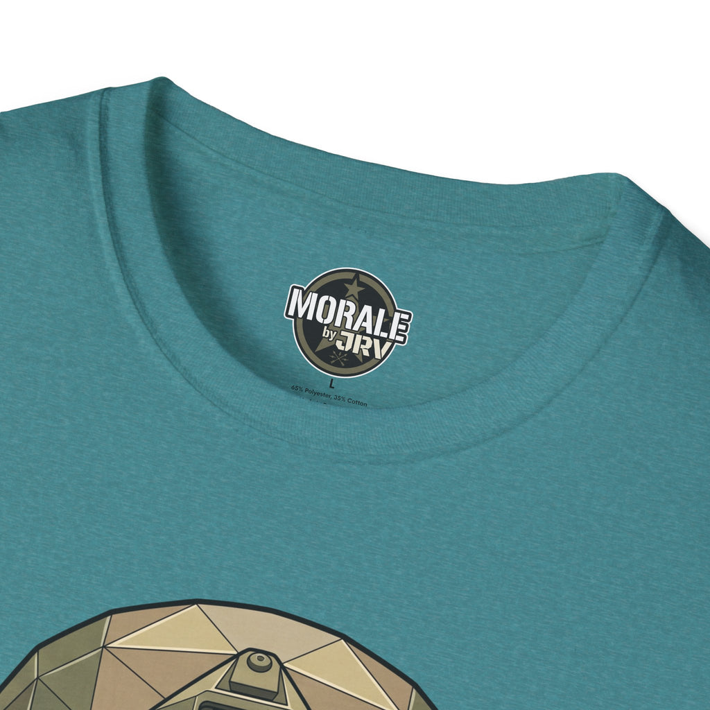 T-Shirt türkis mit Halsausschnitt-Aufnäher „Morale by CRI“ und Teil der Helm-Skull-Grafik