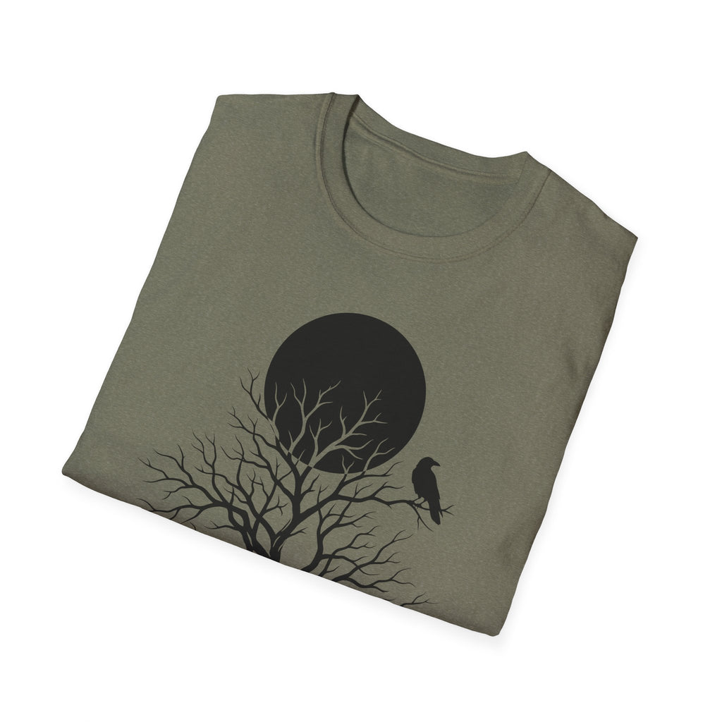 Olivgrünes T-Shirt mit Baum-Silhouette, dunkler Mondscheibe und Vogelmotiv