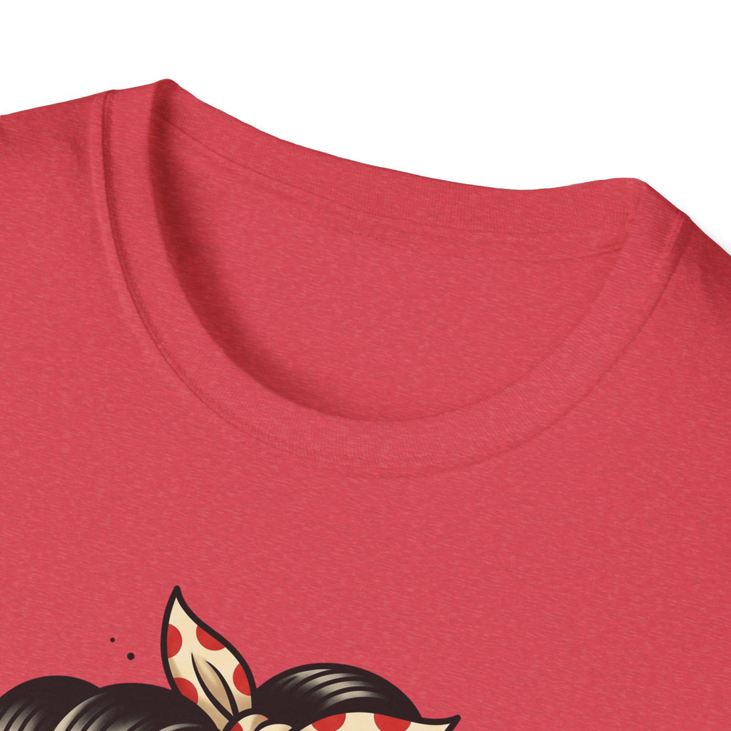 T-shirt rosa con cuello redondo y parte superior del estampado