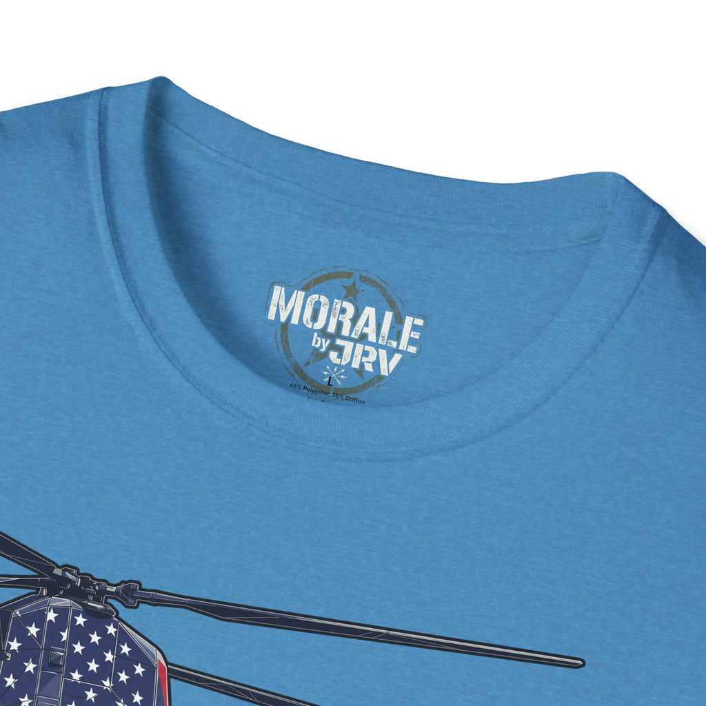 T-Shirt blau mit „MORALE by JRV“-Print am Halsausschnitt, Nahaufnahme