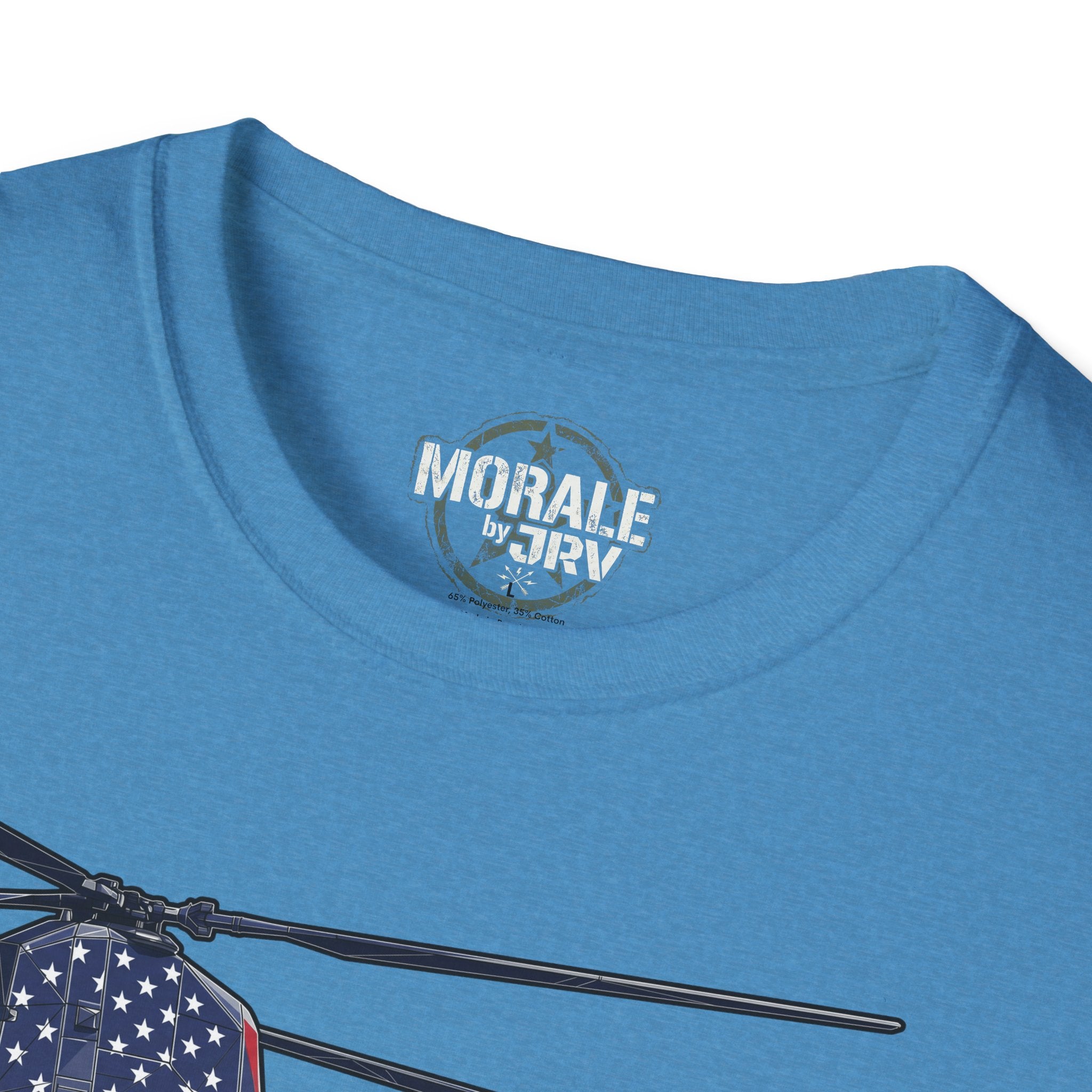 T-Shirt blau mit „MORALE by JRV“-Print am Halsausschnitt, Nahaufnahme