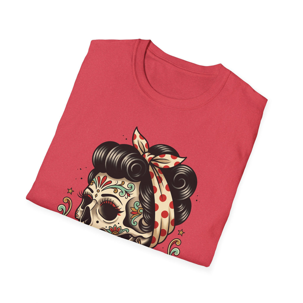 T-shirt roja con calavera pinup de Día de los Muertos, moño y detalles florales estilo tattoo