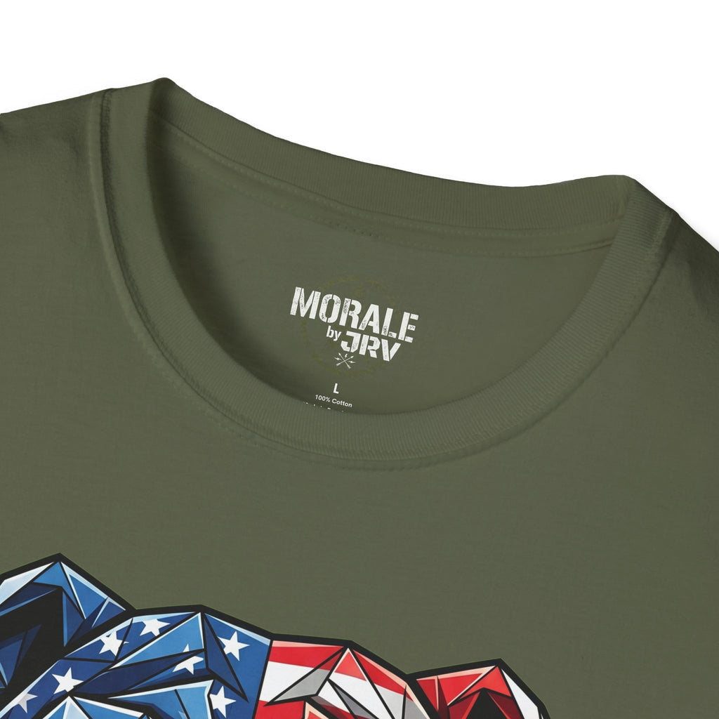 T-shirt verde militare: logo “MORALE by TR1” al collo e grafica bulldog