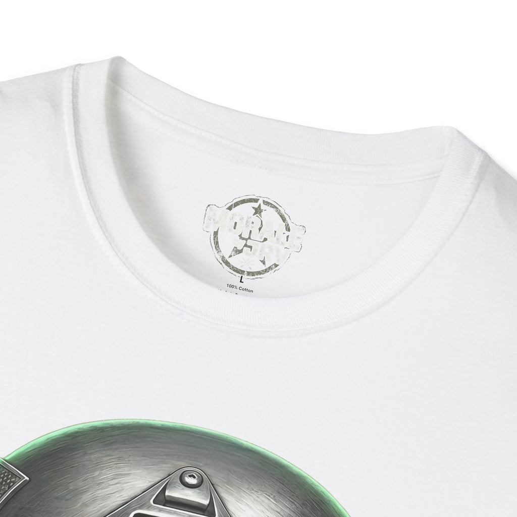 Cuello de camiseta blanca con etiqueta interior y material 100% algodón