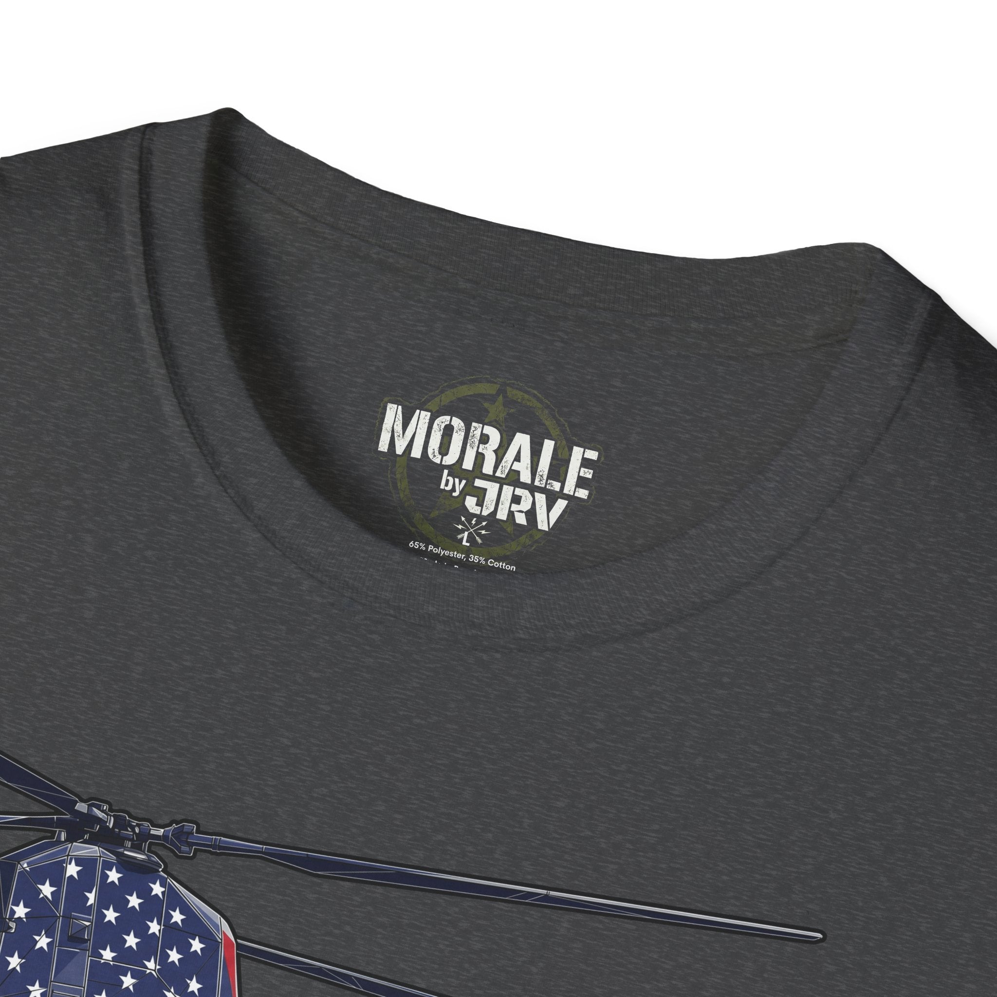 T-Shirt dunkelgrau mit „MORALE by JRV“-Print am Halsausschnitt, Nahaufnahme