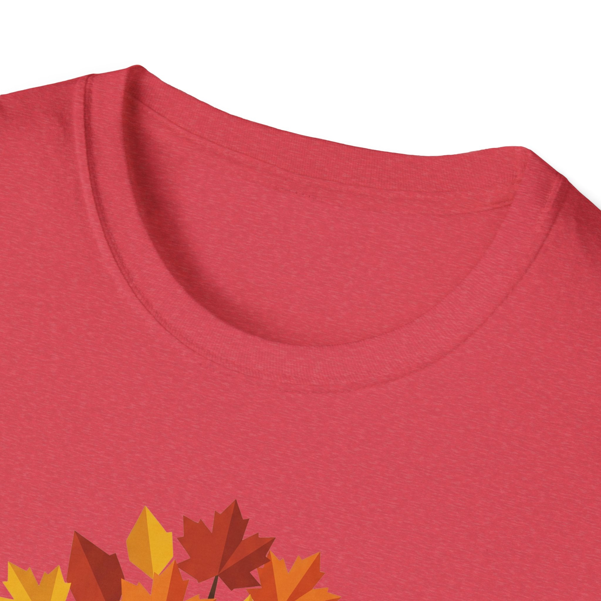 Rotes T-Shirt im Nahbereich mit Rundhalsausschnitt; Stoff und Print-Kante sichtbar