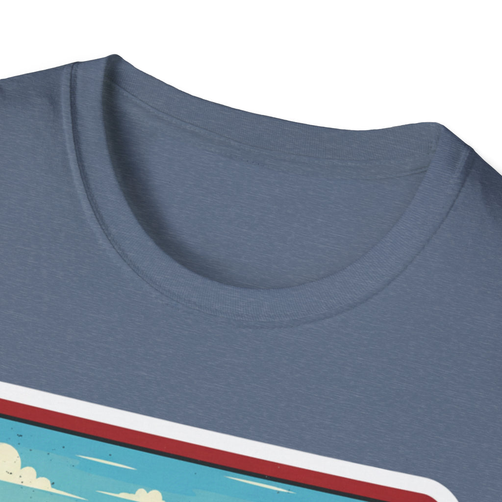 Camiseta azul jaspeado con cuello redondo y franja decorativa del gráfico