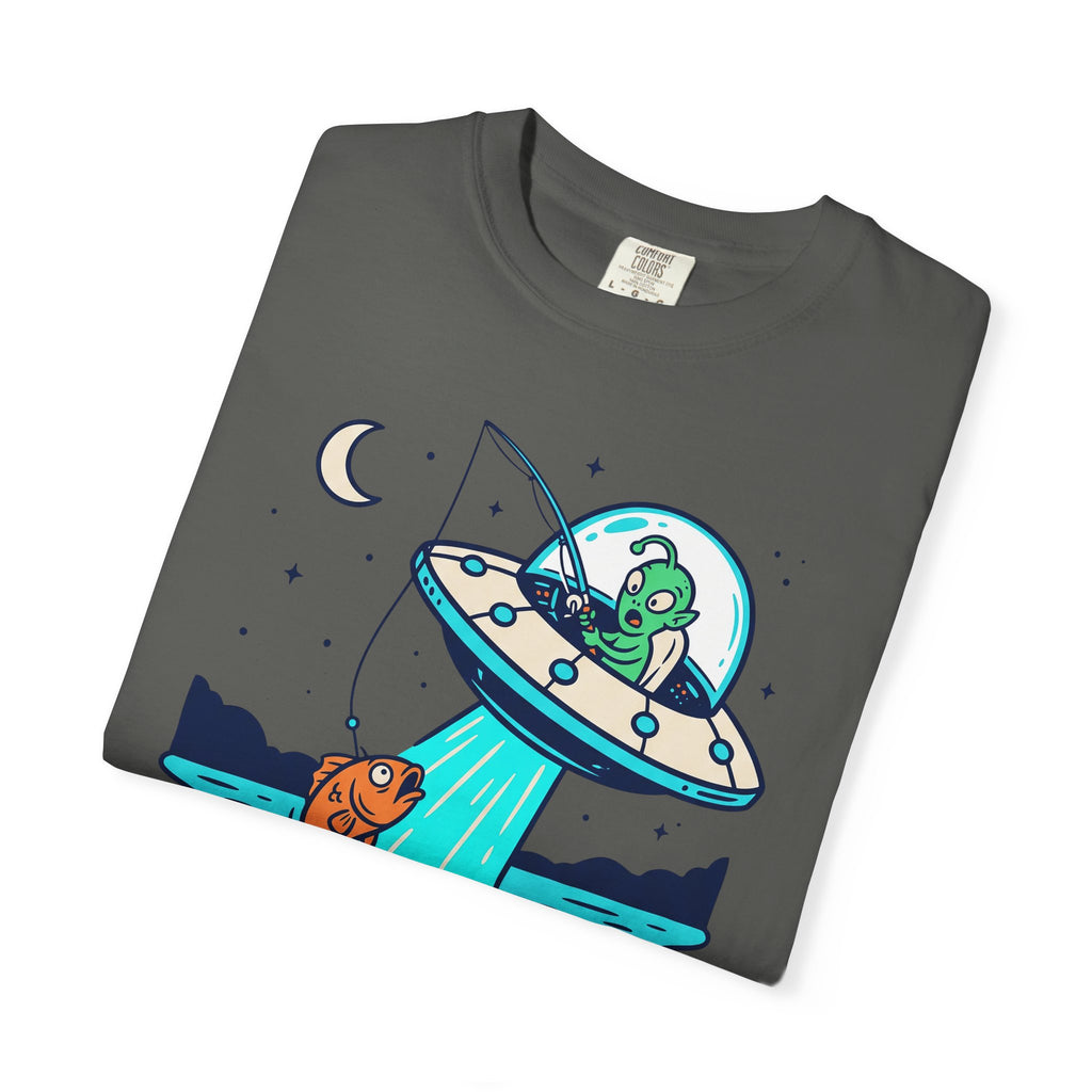 Dark gray short-sleeve T-shirt with alien UFO fishing graphic