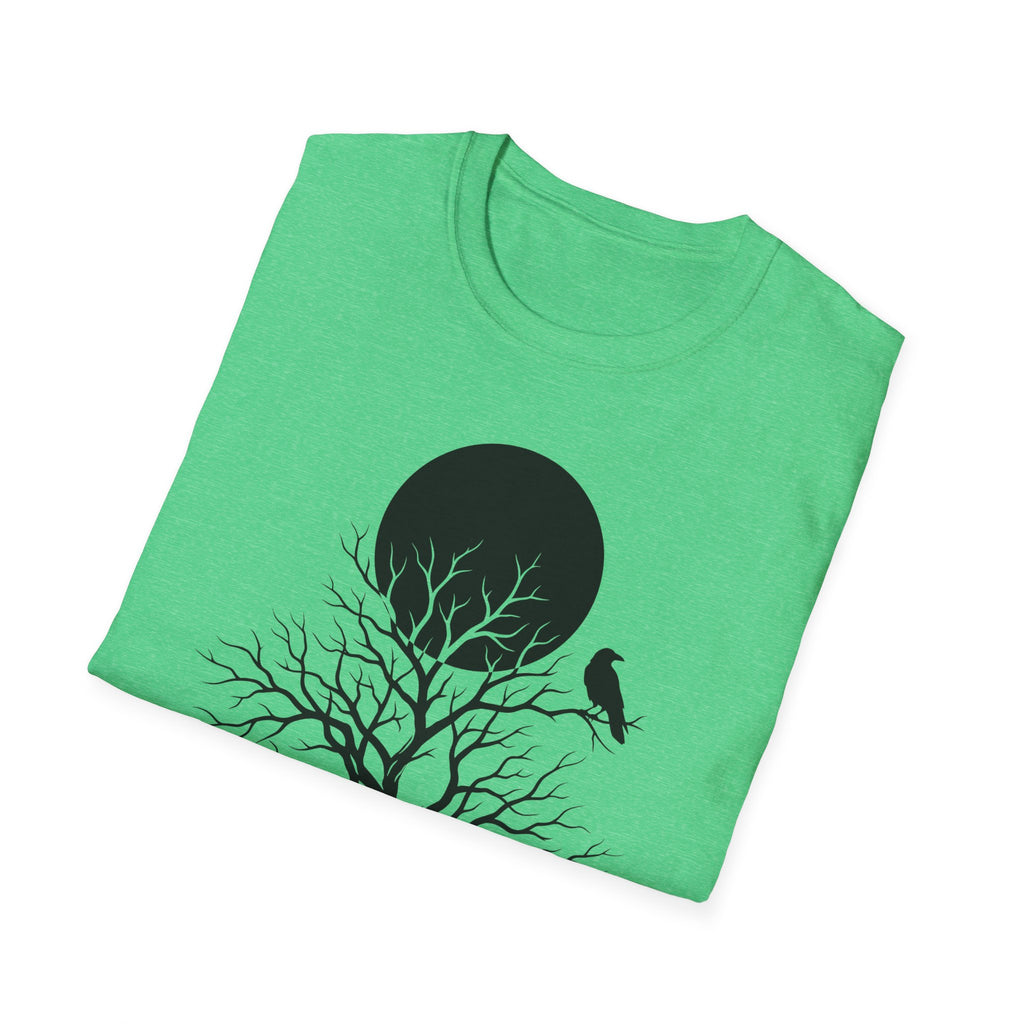 Grünes T-Shirt mit Baum-Silhouette, dunkler Mondscheibe und Vogelmotiv