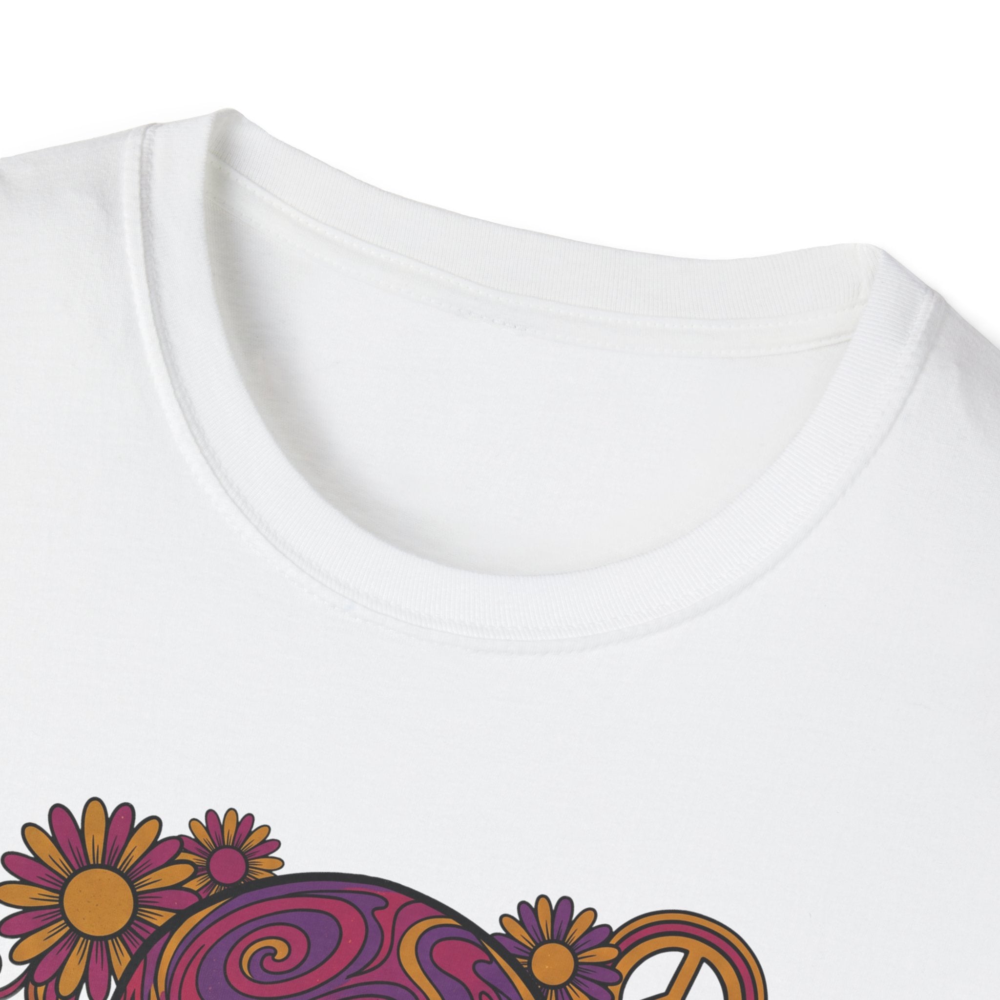 Weißes T‑Shirt, Ausschnitt mit Teil des Blumenschädel-Prints