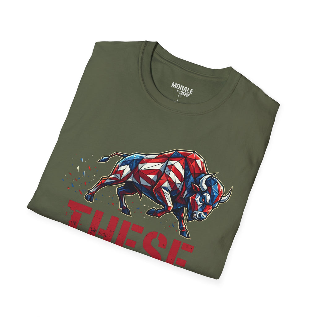 Military Green T‑Shirt mit Bullen-Flaggenmotiv und rotem Schriftzug unten