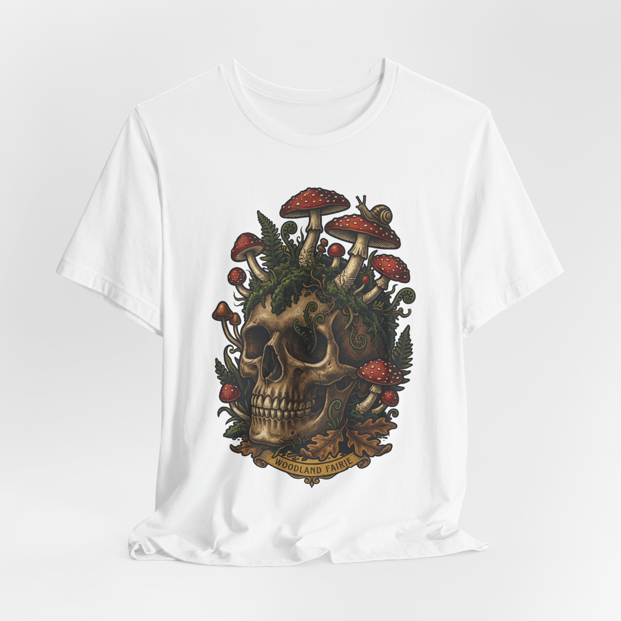 Mushroom skull T-shirt blanco: calavera detallada con hongos rojos y vegetación.