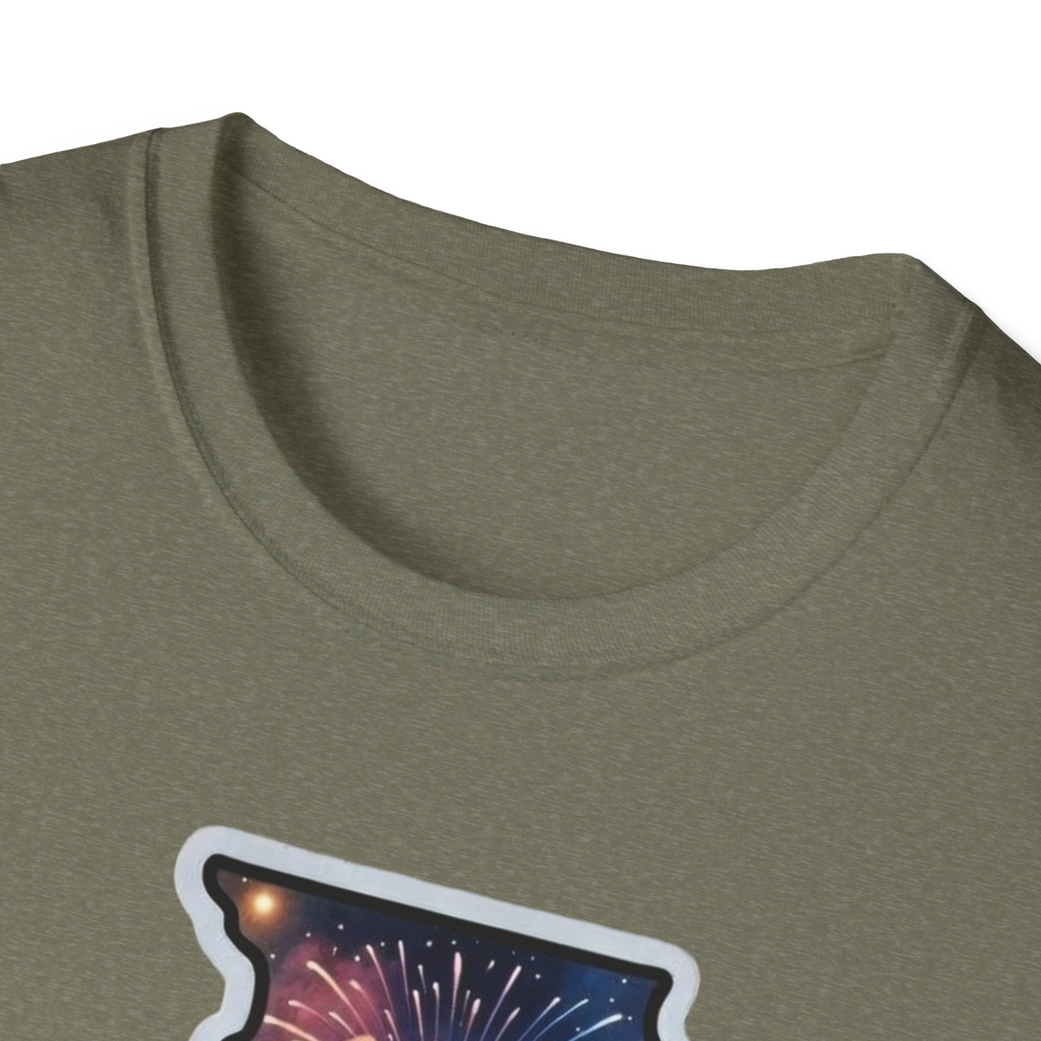 Olive T-Shirt, Rundhalsausschnitt; oberer Teil der Illinois-Feuerwerksgrafik