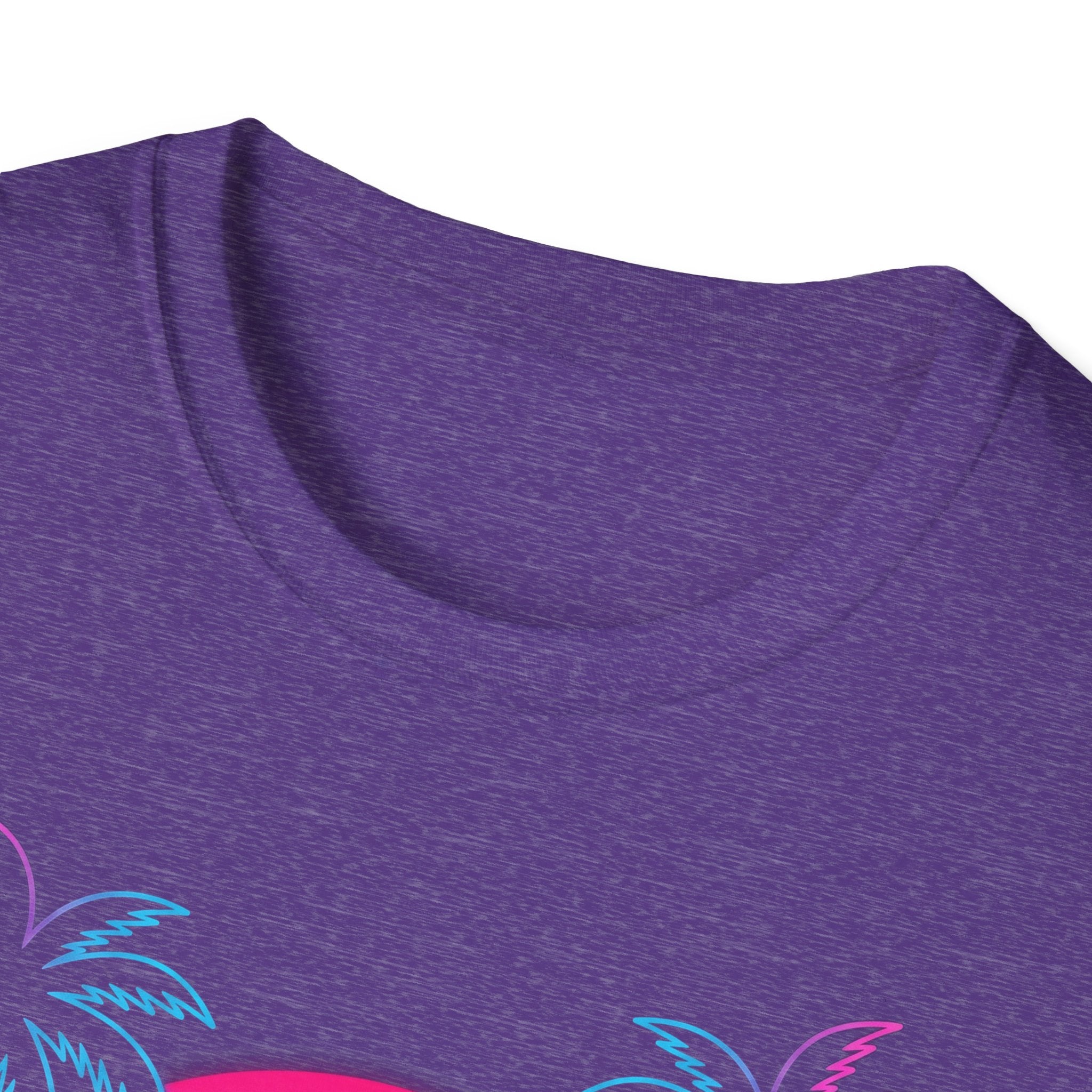 Camiseta Vaporwave Skull Sunset, morado heather; close-up del cuello y tela