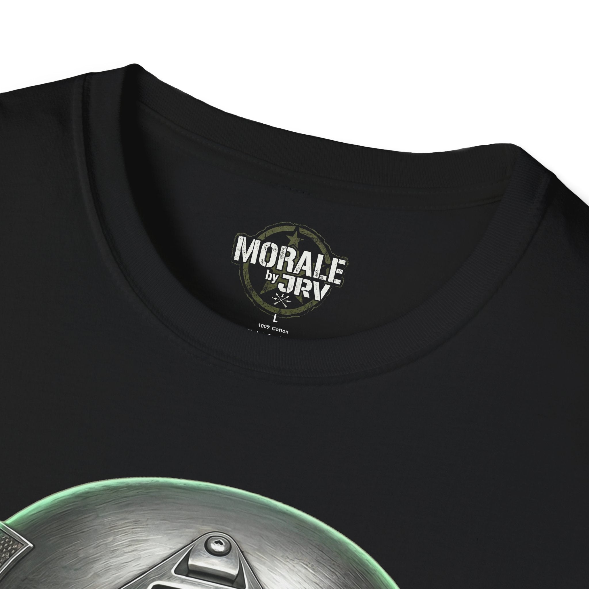 Cuello de camiseta negra con etiqueta interior y estampado superior