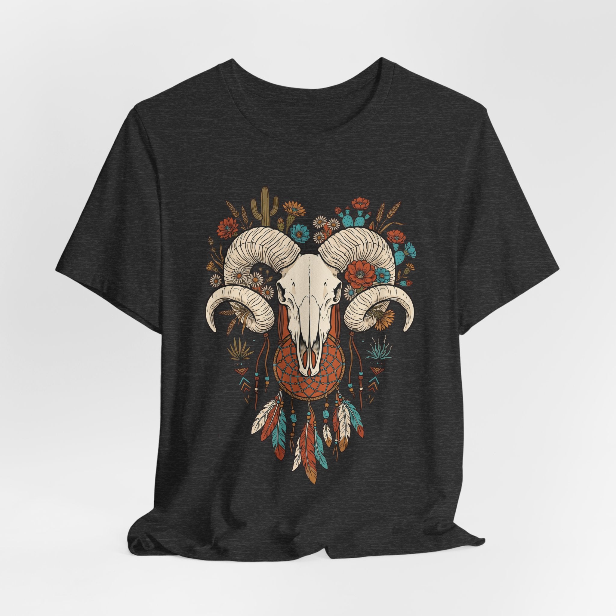 Schwarz gemeliertes T-Shirt mit Widderkopf, Hörnern und Traumfänger-Federn im Kranz