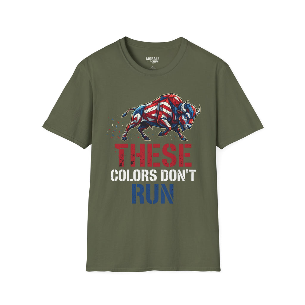 American Flag Bull T-Shirt in Military Green, mit Frontgrafik „THESE COLORS DON'T RUN“