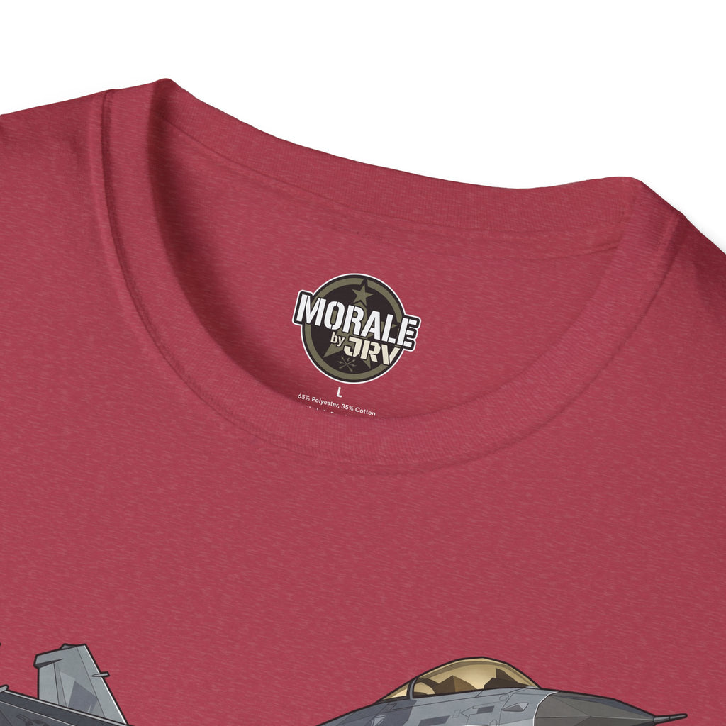 Camiseta F-16 color oscuro con logo circular en el pecho, cuello acanalado