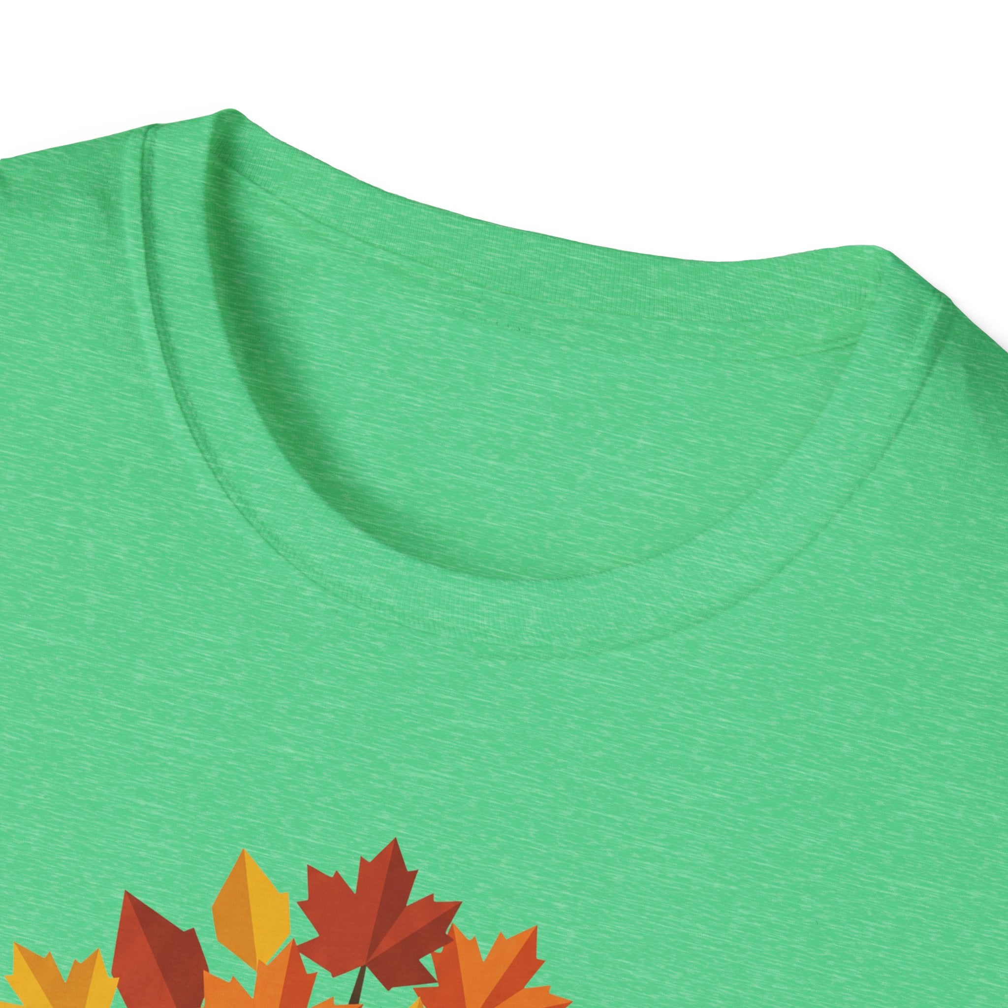 Autumn Maple T-Shirt, green: Rundhals mit Nahaufnahme Herbstlaub-Baum Motiv am Saum