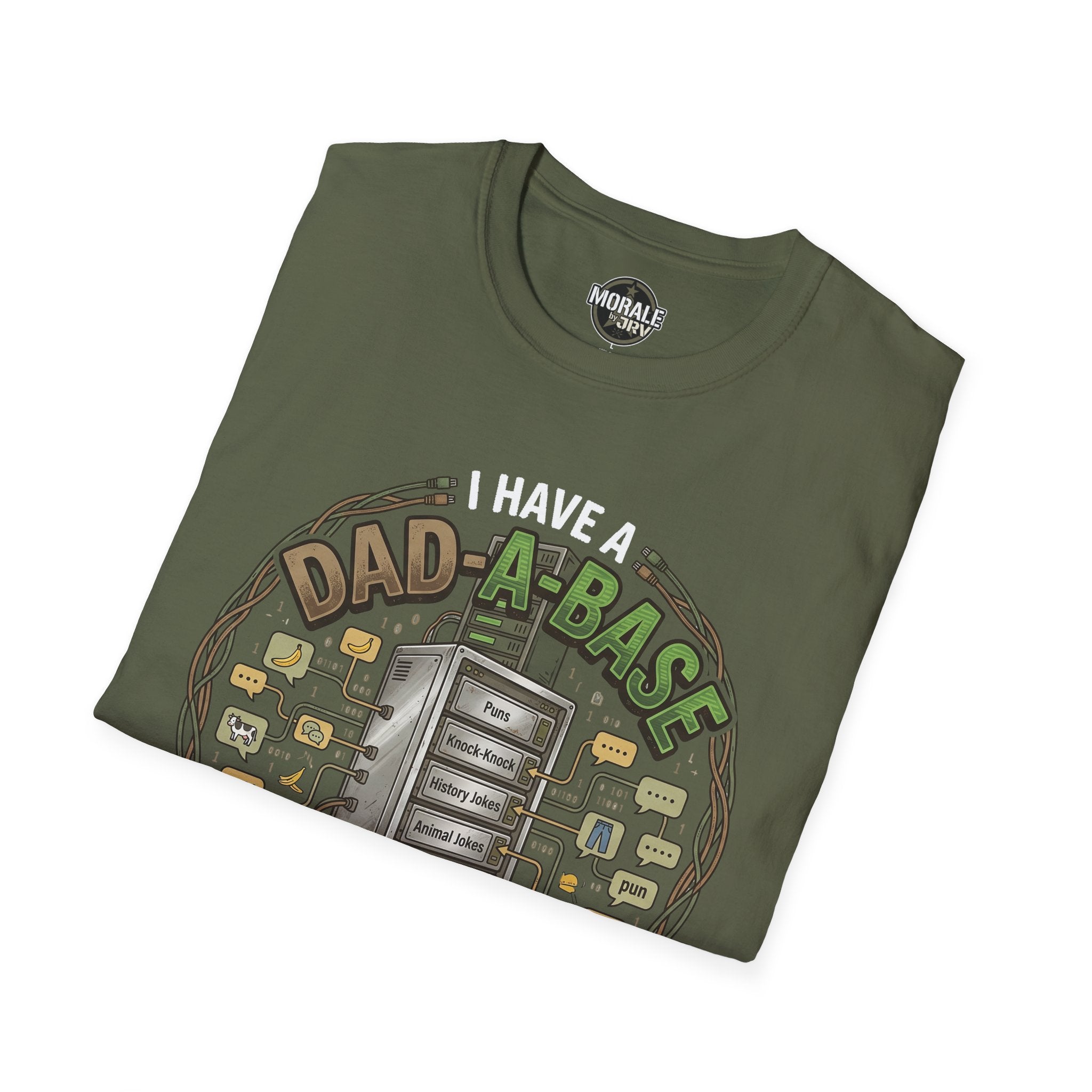 Militärgrünes T‑Shirt mit Aufdruck „I HAVE A DAD‑A‑BASE“ und Retro-Computer-Illustration