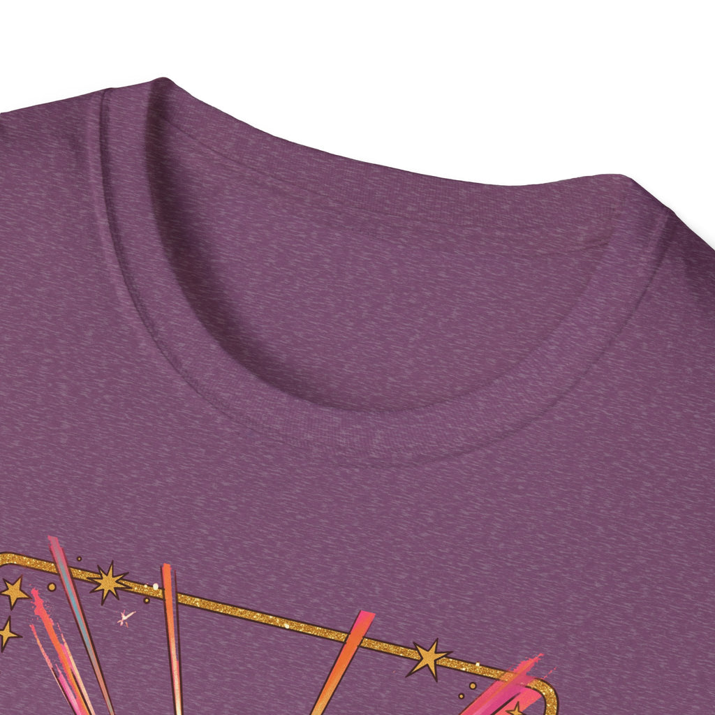 Cuello redondo morado con parte superior de estampado dorado visible