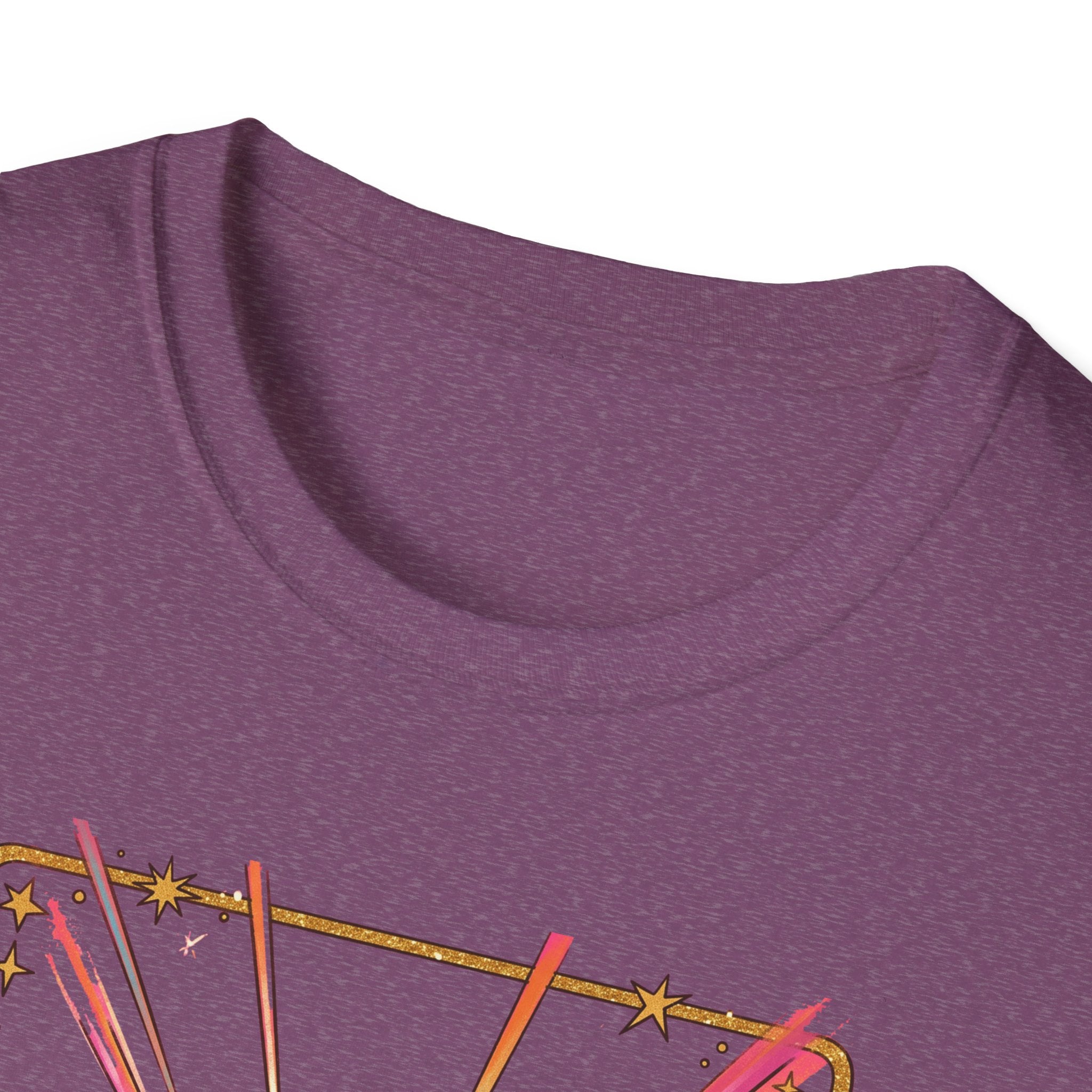 Cuello redondo morado con parte superior de estampado dorado visible