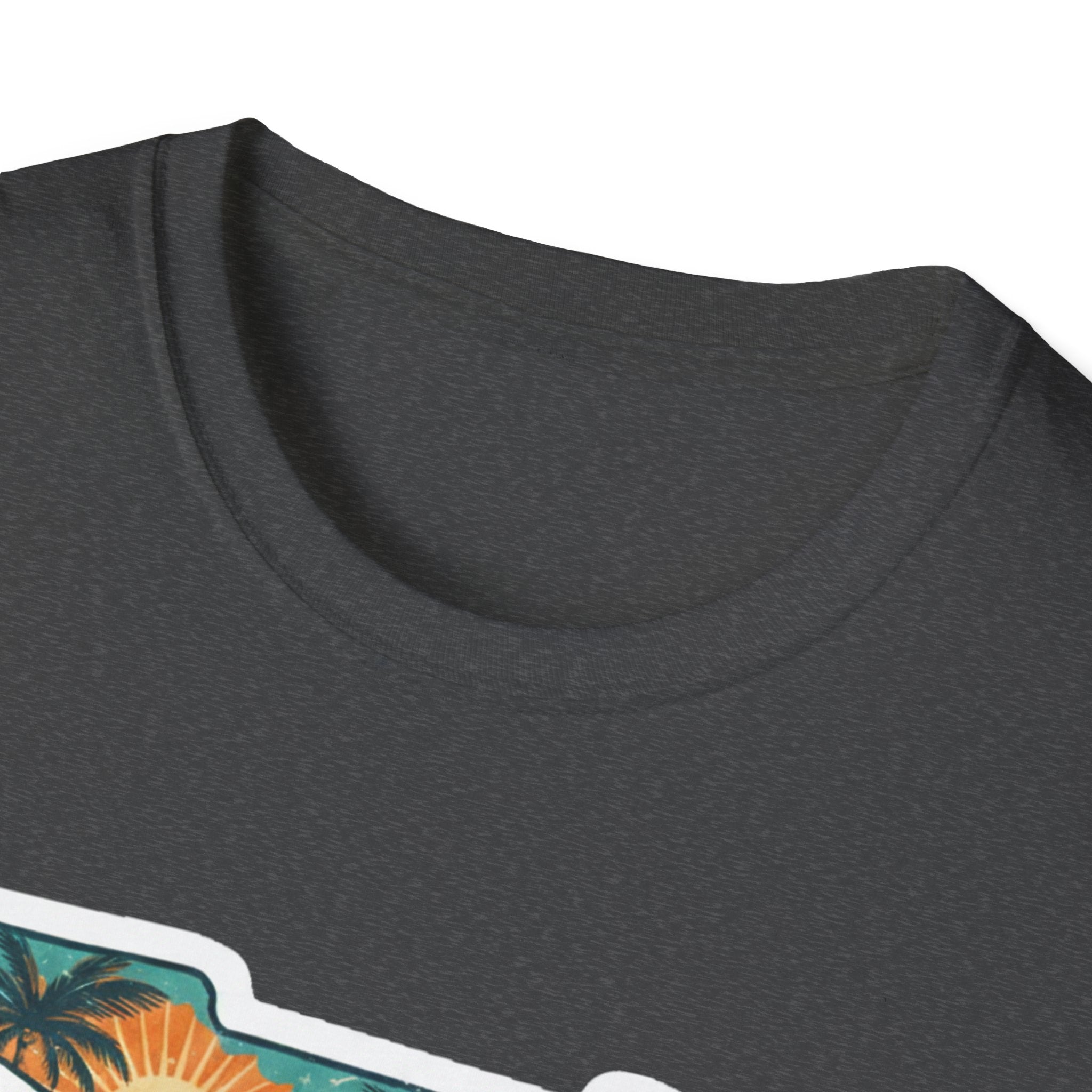 Detalle de camiseta gris con cuello redondo y tejido jaspeado