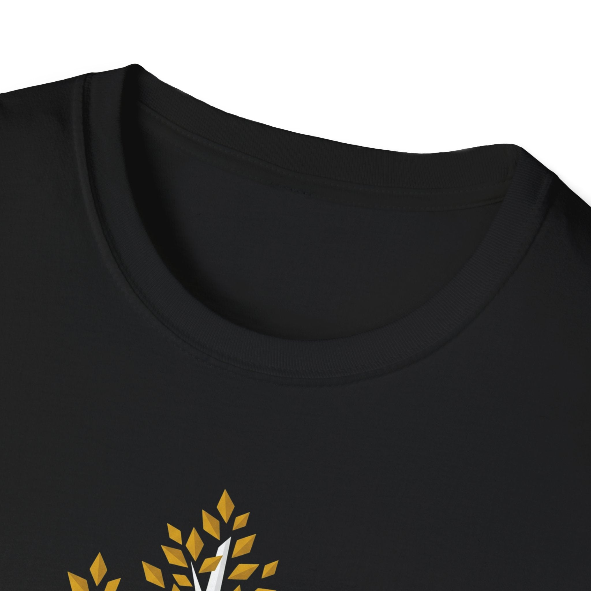Schwarzes T‑Shirt Kragen nah, oben sichtbare Birkenwald-Grafik