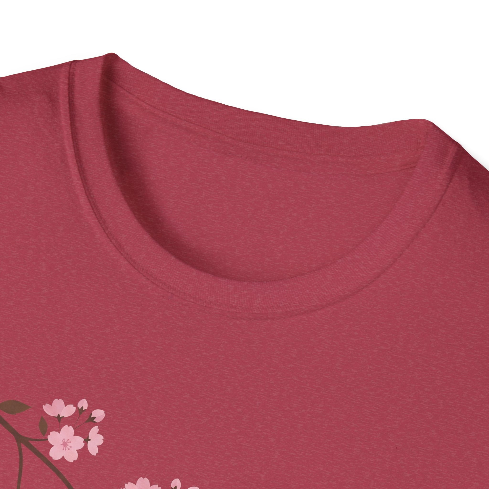 Weinrotes T-Shirt, Nahaufnahme Rundhalsausschnitt; Blütenzweig am Rand