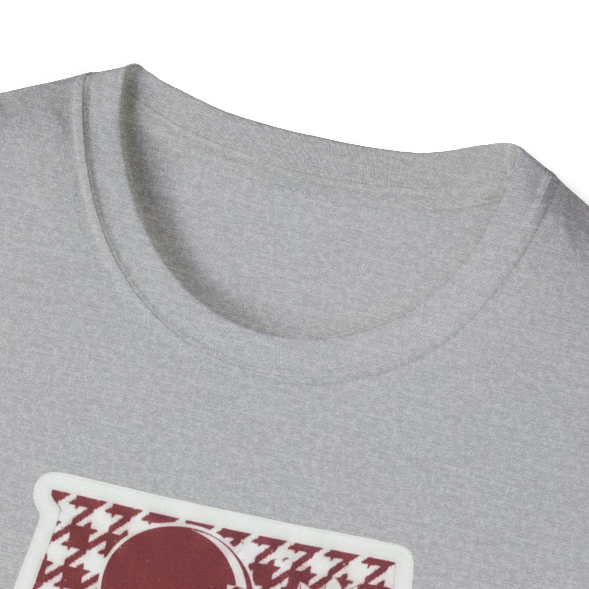 Grau meliertes T-Shirt mit Hahnentritt-Graphic am unteren Bildrand, Halsausschnitt nah