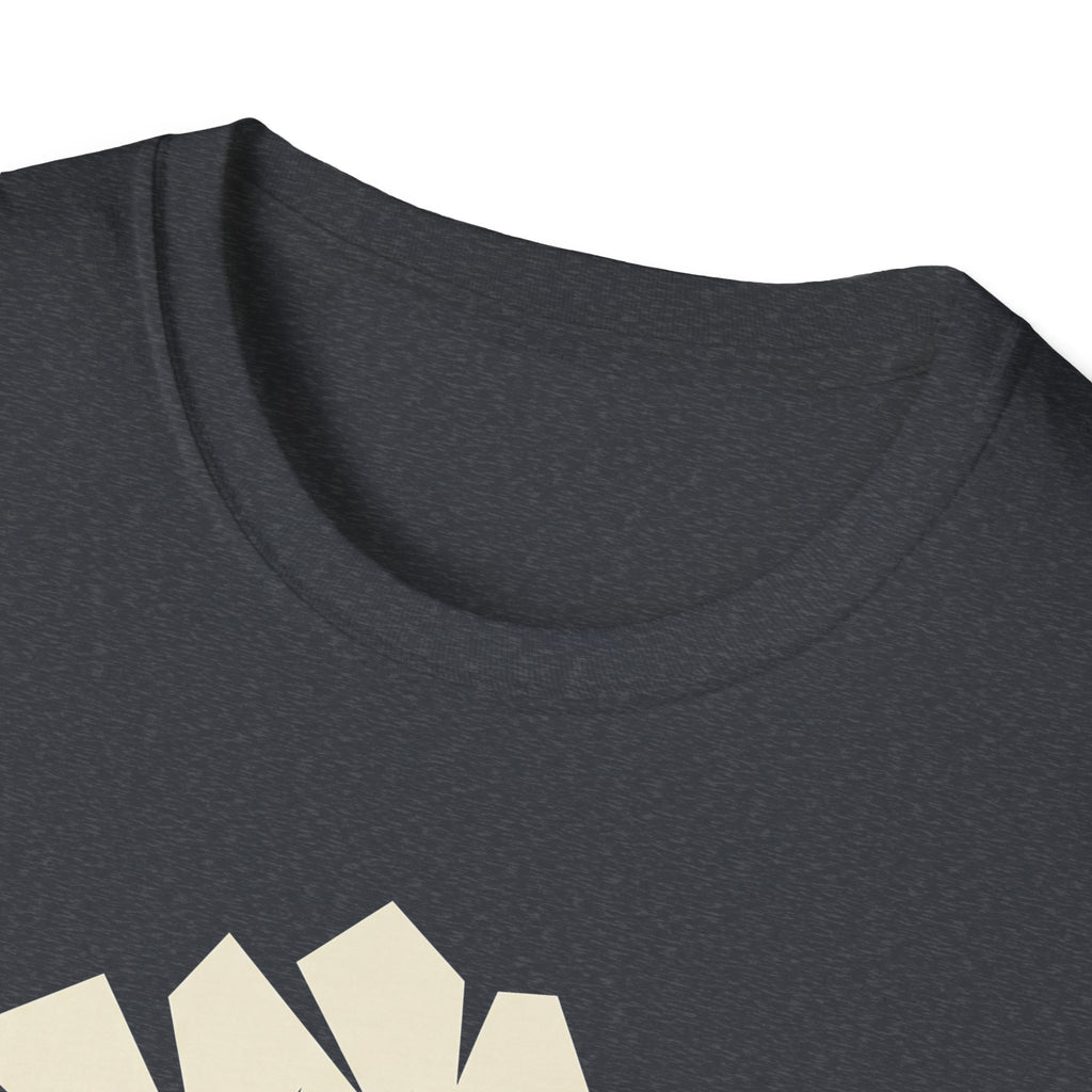 Dark Heather T-Shirt: Nahaufnahme des Baum-Designs im Brustbereich
