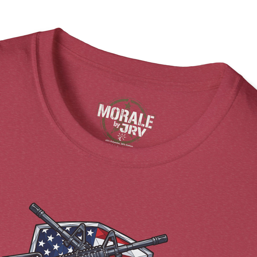 Maroones T-Shirt mit US-Flaggen-Schutzschild und Gewehren