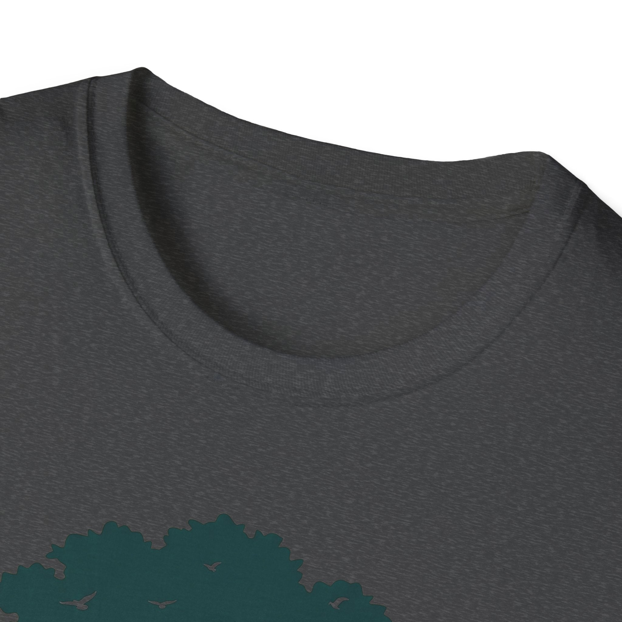 T‑Shirt dunkelgrau: Rundhalsausschnitt im Detail